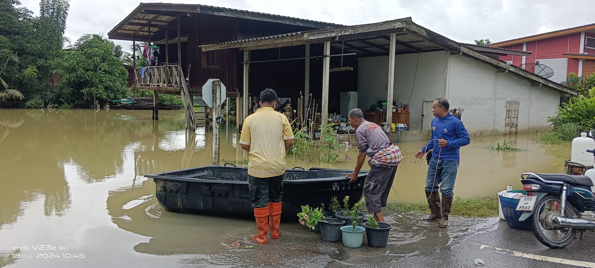 ลงพื้นที่ช่วยเหลือพร้อมแจกจ่ายถุงยังชีพและน้ำดื่มให้แก่ผู้ประสบอุทกภัย