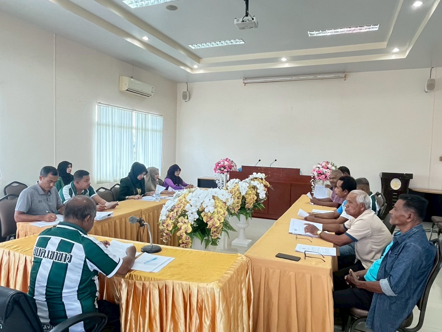 ร่วมประชุม " การพิจารณายกร่างข้อบัญญัติองค์การบริหารส่วนตำบลเขาขาว เรื่อง การจัดการสิ่งปฏิกูล พ.ศ. 2568 และข้อบัญญัติองค์การบริหารส่วนตำบลเขาขาว เรื่อง การจัดการมูลฝอยทั่วไป พ.ศ. 2568 "