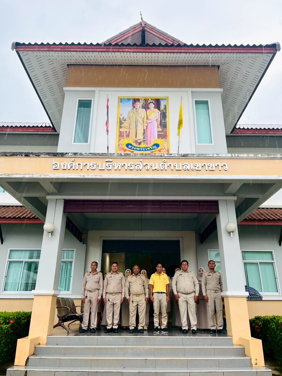 องค์การบริหารส่วนตำบลเขาขาว จัดกิจกรรมเคารพธงชาติไทยและร้องเพลงชาติไทย