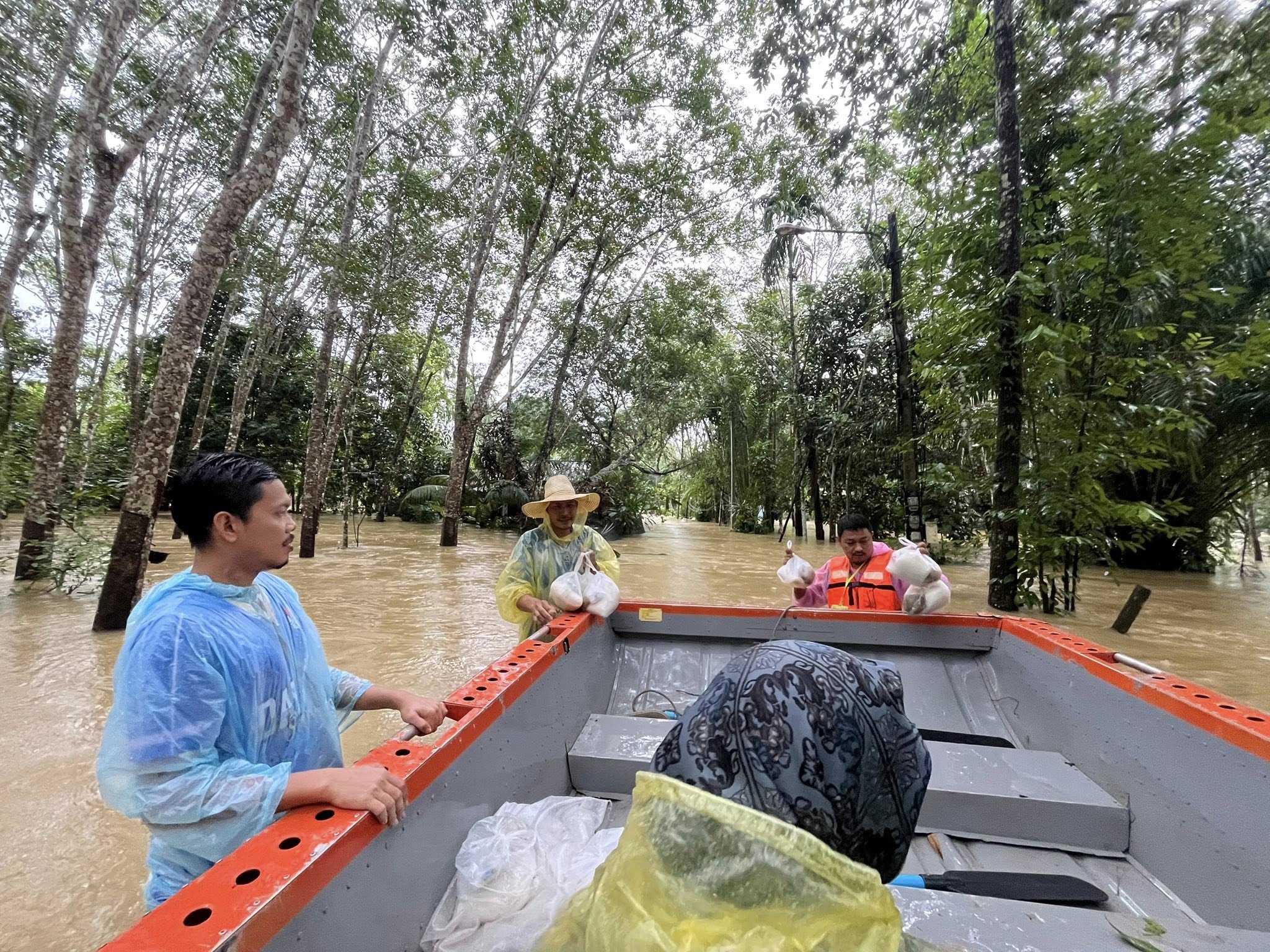 ลงพื้นที่หมู่ที่ 5 บ้านดาหลำ เพื่อแจกจ่ายอาหาร น้ำดื่มและให้กำลังใจแก่ผู้ประสบอุทกภัย