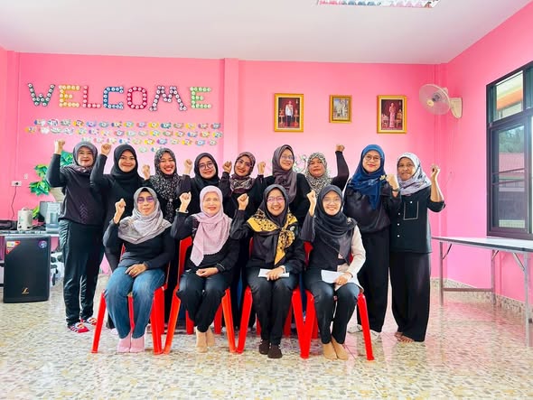 วันที่๑๖ มกราคม วันครู
  นางสาวฮารีย๊ะ  กูนดิน ผอ.กองการศึกษา ได้กล่าวสารวันครู และ อวยพรวันครู ให้แก่ครูและบุคลากรทางการศึกษา ตามด้วย นางพรพนา  ดินเตบ 
ครูชำนาญการ  ได้กล่าวนำคำปฏิญาณตน