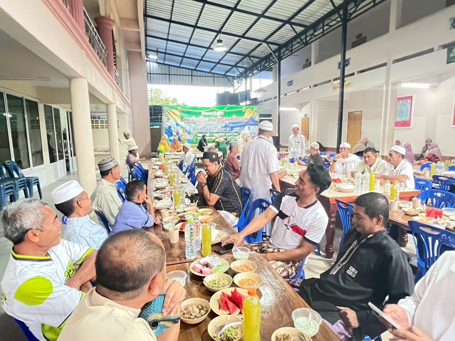 ร่วมกิจกรรมโครงการรอมฎอนสัมพันธ์ และร่วมรับประทานอาหารละศีลอด ณ มัสยิดญามีอุลอิควาน หมู่ที่ 6 บ้านทุ่งเกาะปาบ
