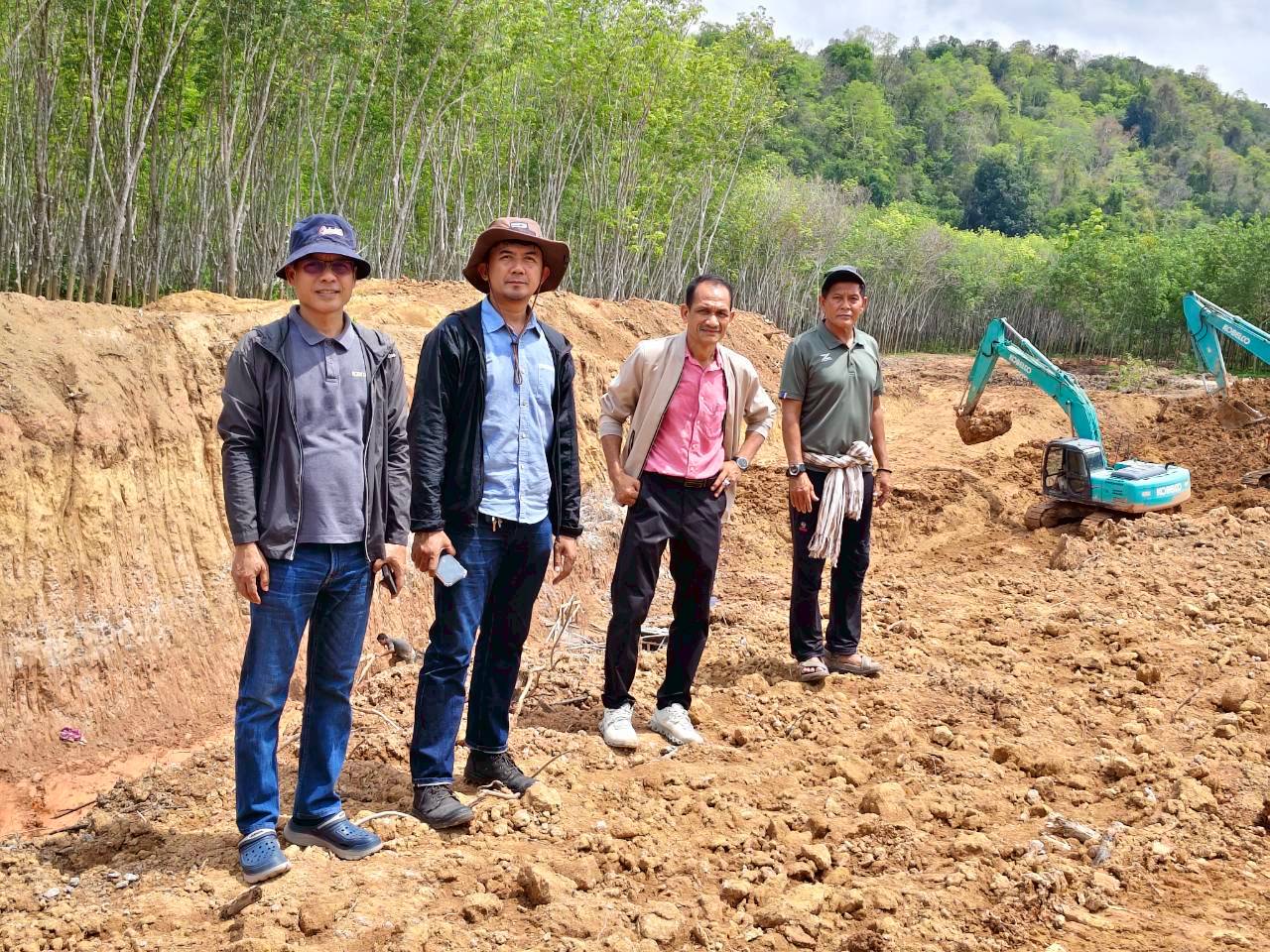 ลงพื้นที่ติดตามโครงการก่อสร้างอาคารบังคับน้ำ ณ หมู่ที่ 1 บ้านสันติสุข