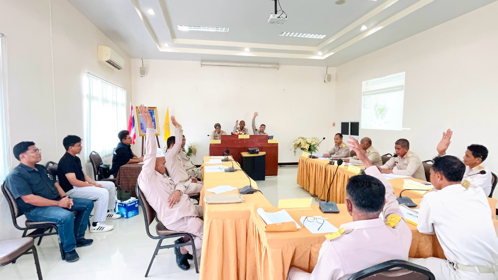 เข้าร่วมประชุมสภาองค์การบริหารส่วนตำบลเขาขาว สมัยสามัญ สมัยที่ 2 ประจำปี พ.ศ. 2569 ครั้งที่ 1/2569